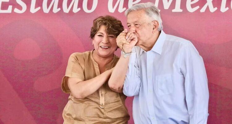 AMLO imita a la alcaldesa de Tecámac ahora con Delfina Gómez; la besa 2 veces