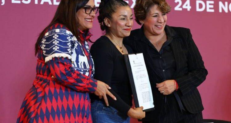 Delfina Gómez Álvarez entrega mil 253 títulos de propiedad