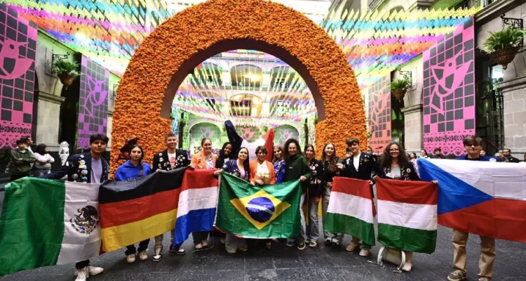 Estudiantes extranjeros visitan ofrenda en Palacio