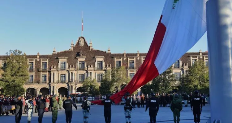 Encabeza Gobernadora Delfina Gómez la Ceremonia de Izamiento de Bandera en Toluca