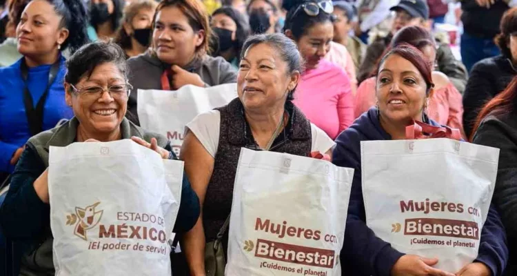Delfina Gómez entrega 250 mil tarjetas en programa Mujeres con Bienestar para el Edomex
