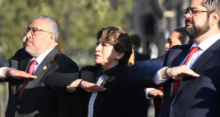 Gobernadora Delfina Gómez Álvarez encabeza la ceremonia de izamiento de la bandera en Plaza de los Mártires