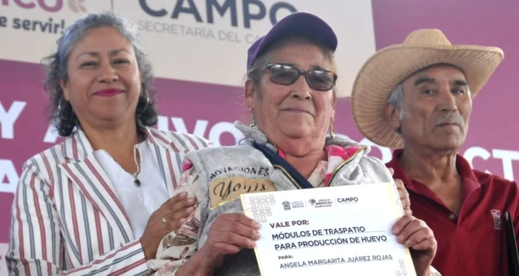 Gobierno de Delfina Gómez Álvarez mantiene apoyo en Texcaltitlán, entrega recursos a mil 800 campesinos