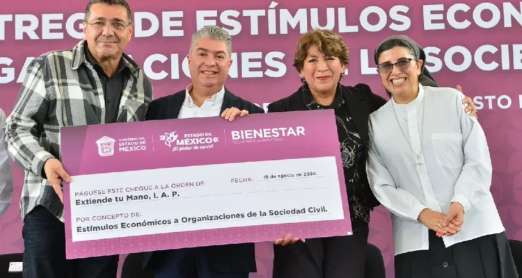 Delfina Gómez entrega estímulos económicos a organizaciones de la sociedad civil