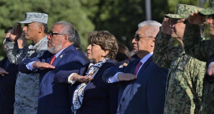 Toluca: Encabeza Delfina Gómez ceremonia de izamiento de bandera