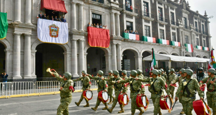 En desfile patrio, Delfina Gómez rinde homenaje a víctimas de deslave en Jilotzingo