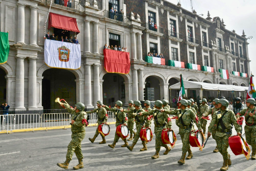 En desfile patrio, Delfina Gómez rinde homenaje a víctimas de deslave en Jilotzingo