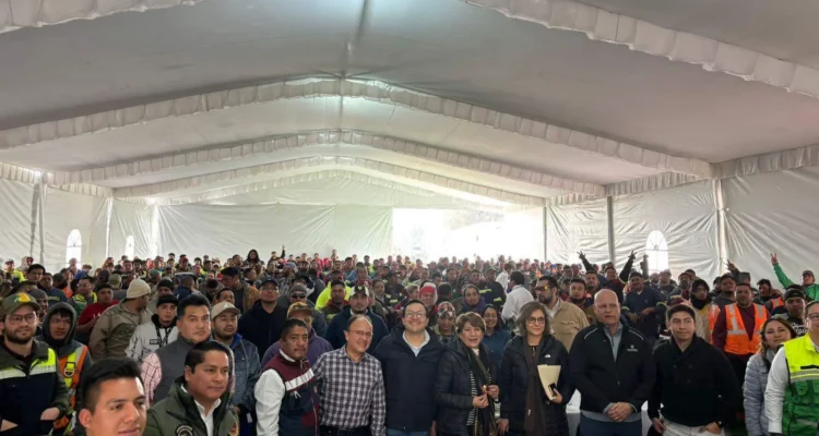 Convive Gobernadora Delfina Gómez Álvarez con trabajadores de la obra Trolebús Chalco-Santa Martha