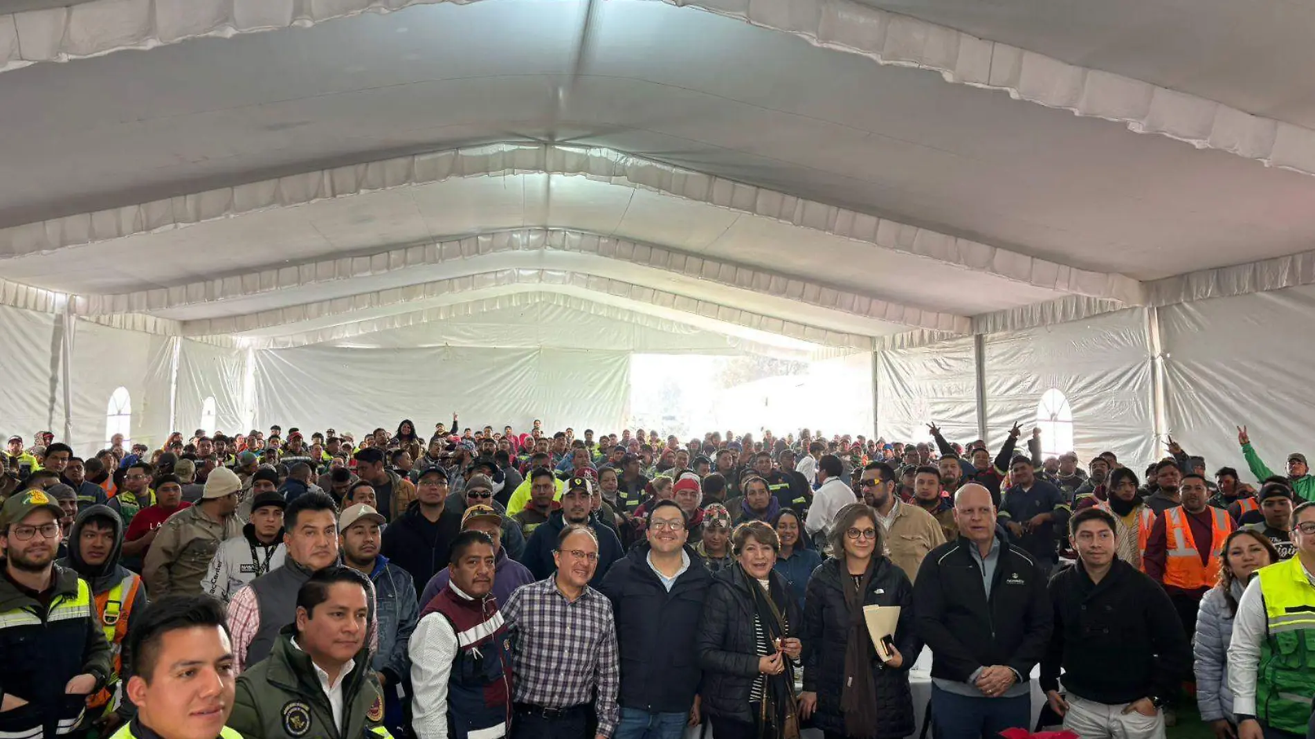 Convive Gobernadora Delfina Gómez Álvarez con trabajadores de la obra Trolebús Chalco-Santa Martha