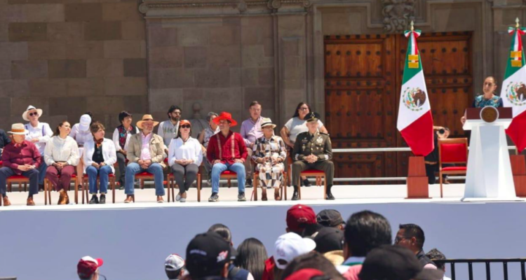 Delfina Gómez asiste a la Asamblea Informativa de la Presidenta en el Zócalo