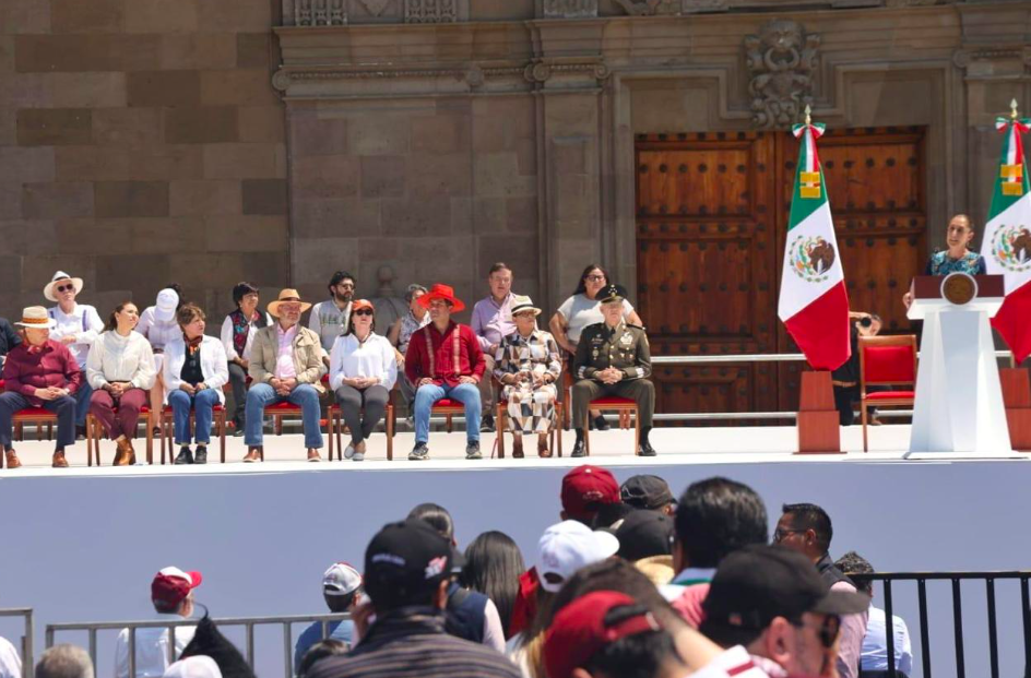 Delfina Gómez asiste a la Asamblea Informativa de la Presidenta en el Zócalo