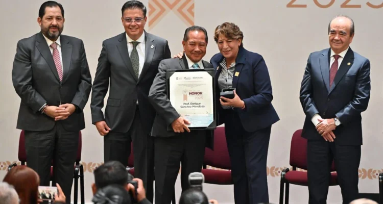 Presencian congresistas entrega de reconocimientos a docentes
