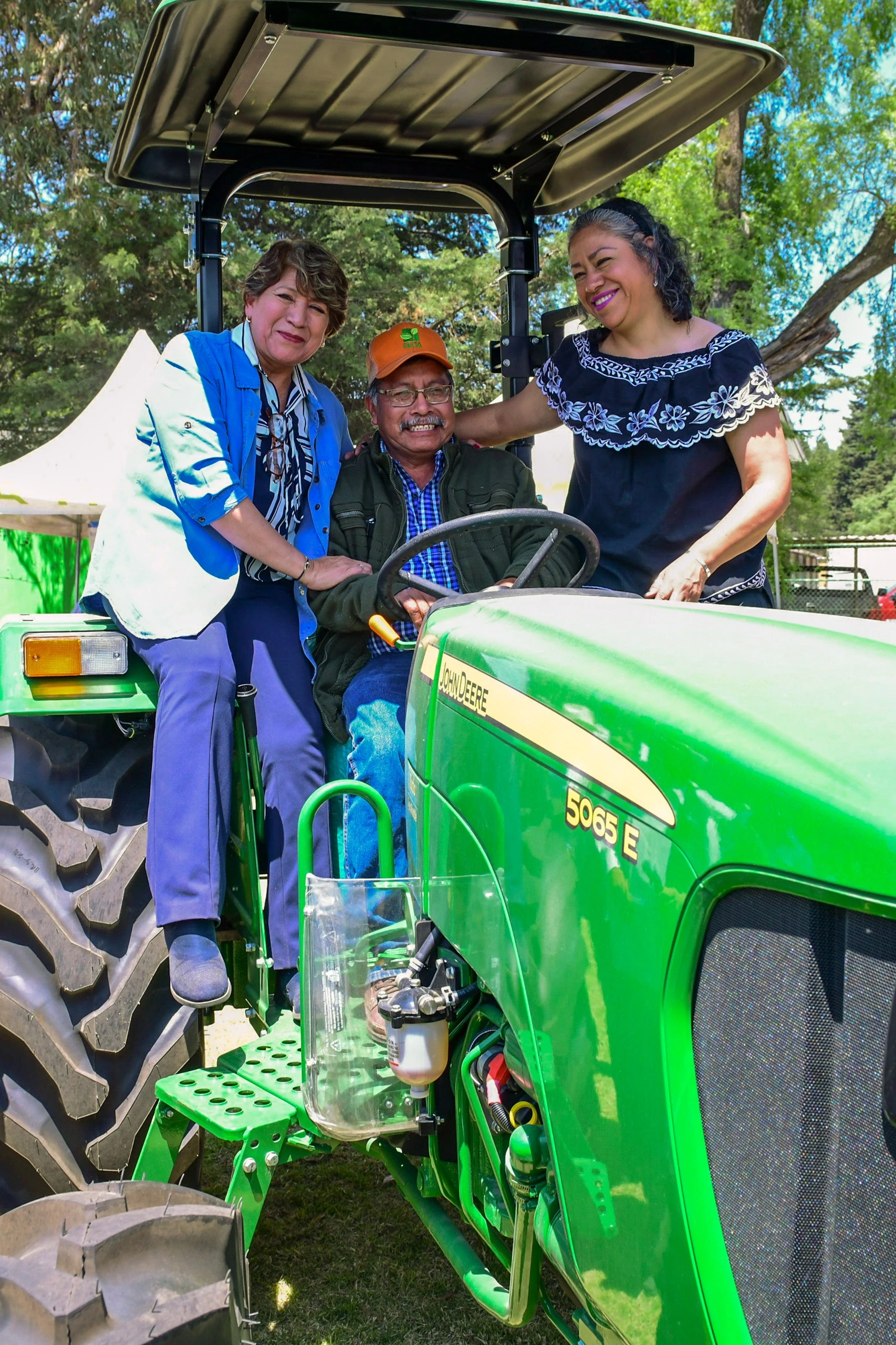Envía gobernadora Delfina Gómez maquinaria para zonas agrícolas del EdoMéx