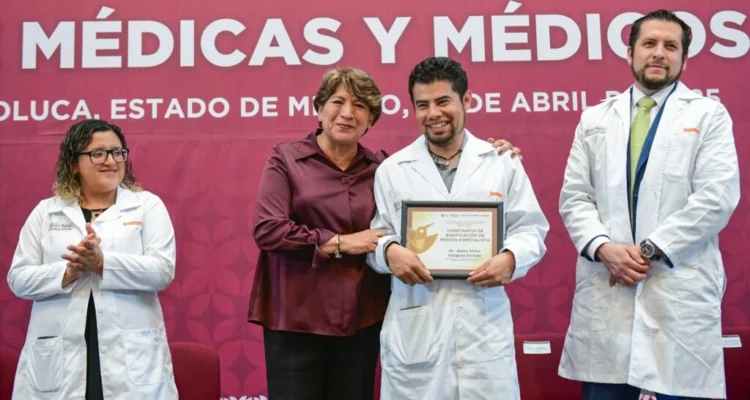 Entrega Delfina Gómez Álvarez basificaciones a médicos del ISSEMYM