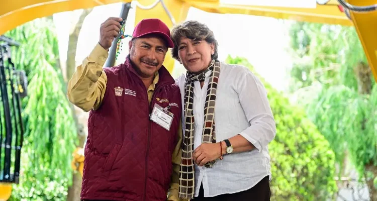 Entrega Delfina Gómez maquinaria para mantenimiento del campo en Edomex
