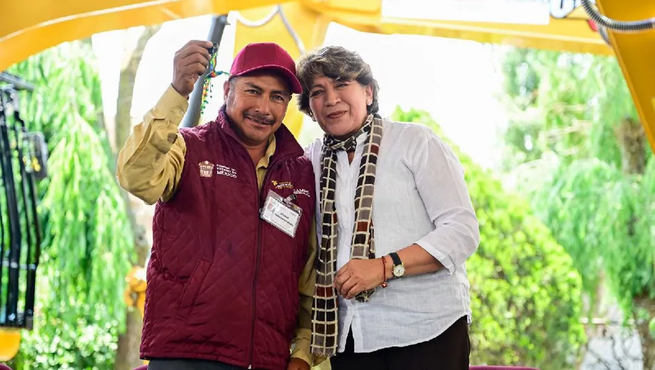 Entrega Delfina Gómez maquinaria para mantenimiento del campo en Edomex
