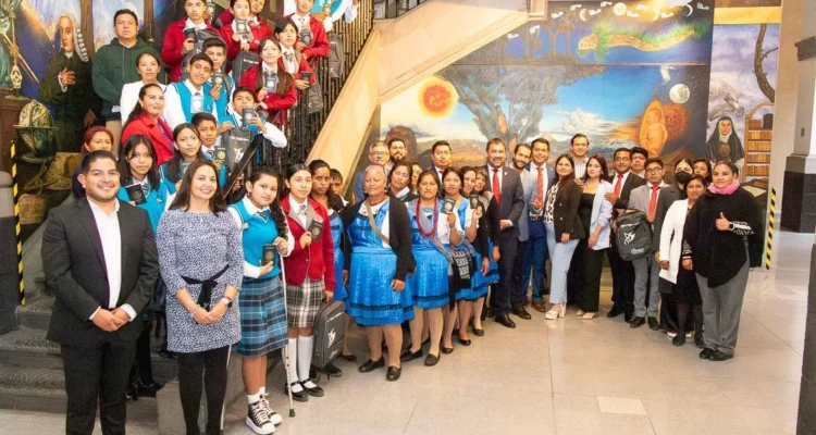 Delfina Gómez desea éxito a equipos “Venabots” y “Mazahua Science” en concurso de robótica en E.U.A.