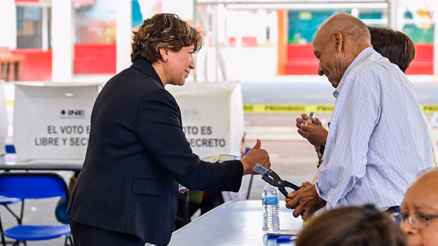 Delfina Gómez y Horacio Duarte emiten su voto en Texcoco