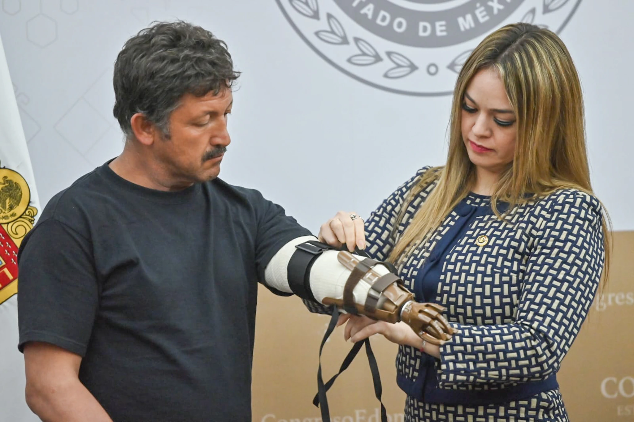 Promueve Jennifer González colaboración para entrega de prótesis