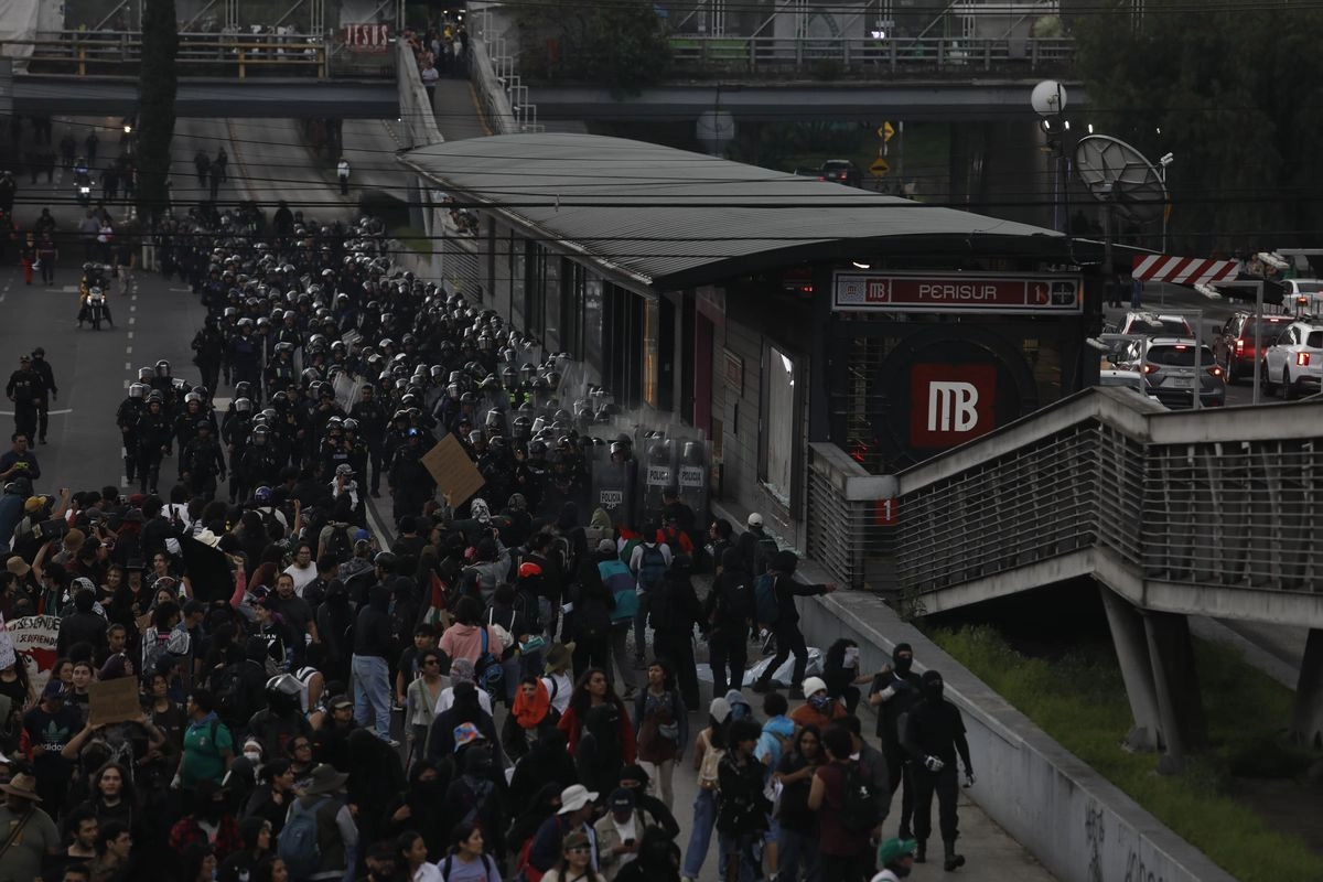 “Quemar libros es un acto fascista”: Presidenta condena violencia en protesta contra gentrificación