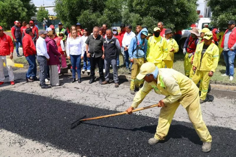 San Mateo Atenco atiende demanda ciudadana para tapar baches y pone a trabajar a la Junta de Caminos del gobierno de Delfina Gómez